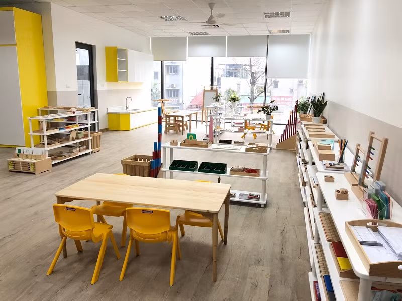 Trường mầm non Sakura Montessori nằm tại tầng 2 của Trung tâm thương mại