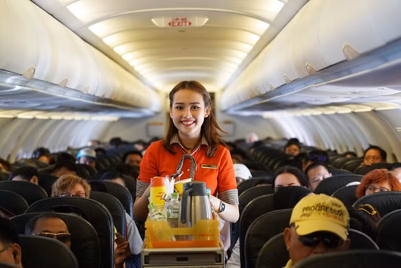 Tiếp viên phục vụ tận tình.