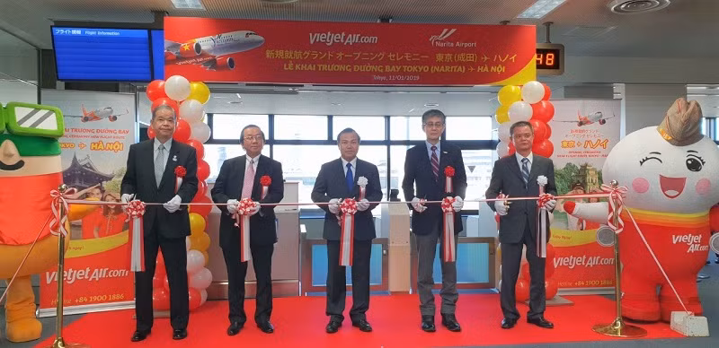 Ông Vũ Hồng Nam, Đại sứ Việt Nam tại Nhật Bản (giữa), ông Yasuo Ishii, đại diện Bộ Đất đai, Hạ tầng, Vận tải và Du lịch Nhật Bản (thứ 2, phải), ông Makoto Natsume, Chủ tịch kiêm Giám đốc Sân bay Quốc tế Narita (thứ 1, trái) và ông Đỗ Xuân Quang, Phó tổng Giám đốc Vietjet (thứ 2, trái) cùng cắt băng khai trương đường bay Tokyo-Hà Nội.