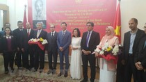 Đại biểu quốc tế chụp ảnh tại buổi lễ. (Ảnh: Trương Anh Tuấn/Vietnam+)