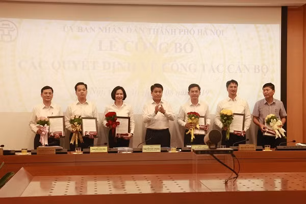 Chủ tịch Uỷ ban Nhân dân thành phố Hà Nội trao quyết định điều động, bổ nhiệm nhân sự một số sở ngành, quận huyện.
