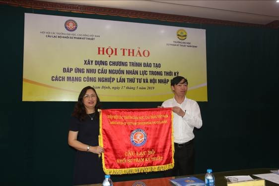 Phó giáo sư, Tiến sĩ Bùi Trung Thành - Hiệu trưởng Trường Đại học Sư phạm Kỹ thuật Hưng Yên, Chủ nhiệm Câu lạc bộ trao cờ lưu niệm cho Trường Đại học Sư phạm Kỹ thuật Vinh