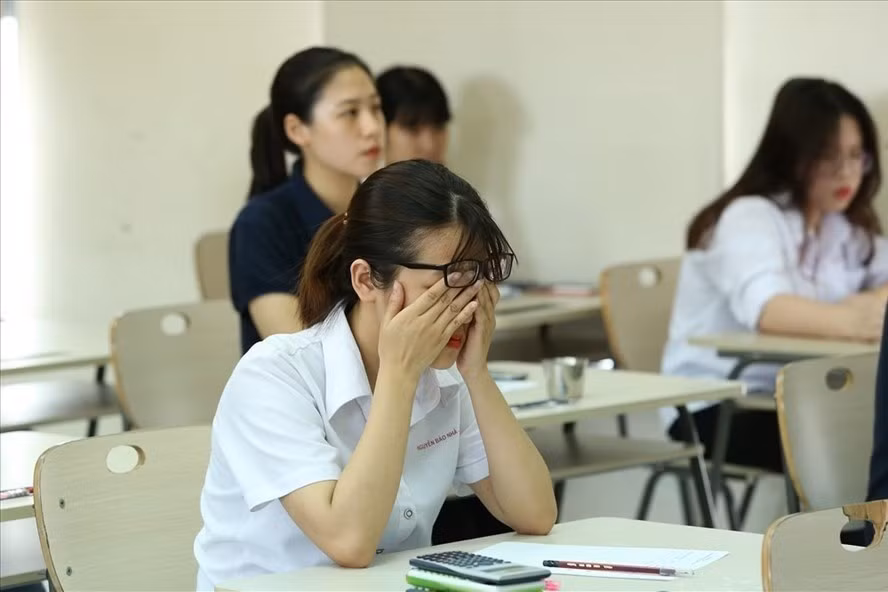 Với áp lực thi Trung học phổ thông, còn hơn cả thi Đại học, đại đa số học trò lớp 9 đã “khai bút” tại lớp học thêm. Ảnh minh họa: Laodong.vn Với áp lực thi Trung học phổ thông, còn hơn cả thi Đại học, đại đa số học trò lớp 9 đã “khai bút” tại lớp học thêm. Ảnh minh họa: Laodong.vn