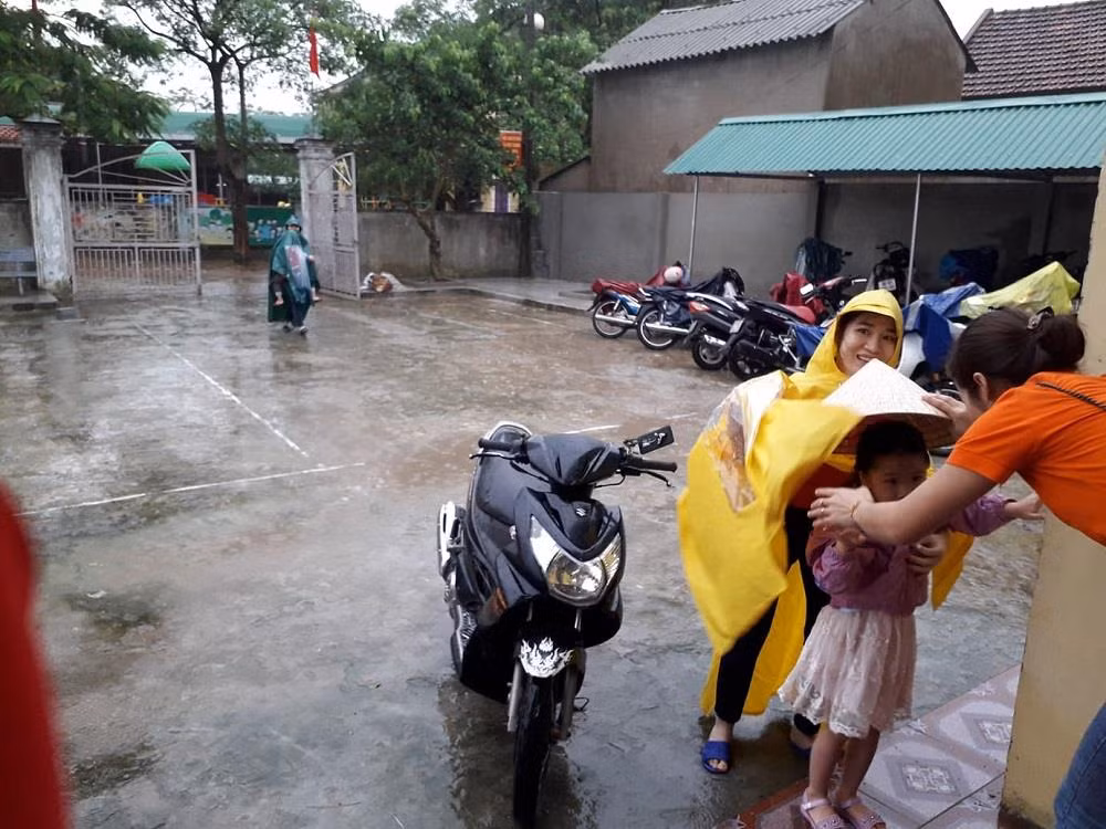 Các cô có mặt từ sáng sớm đón cháu