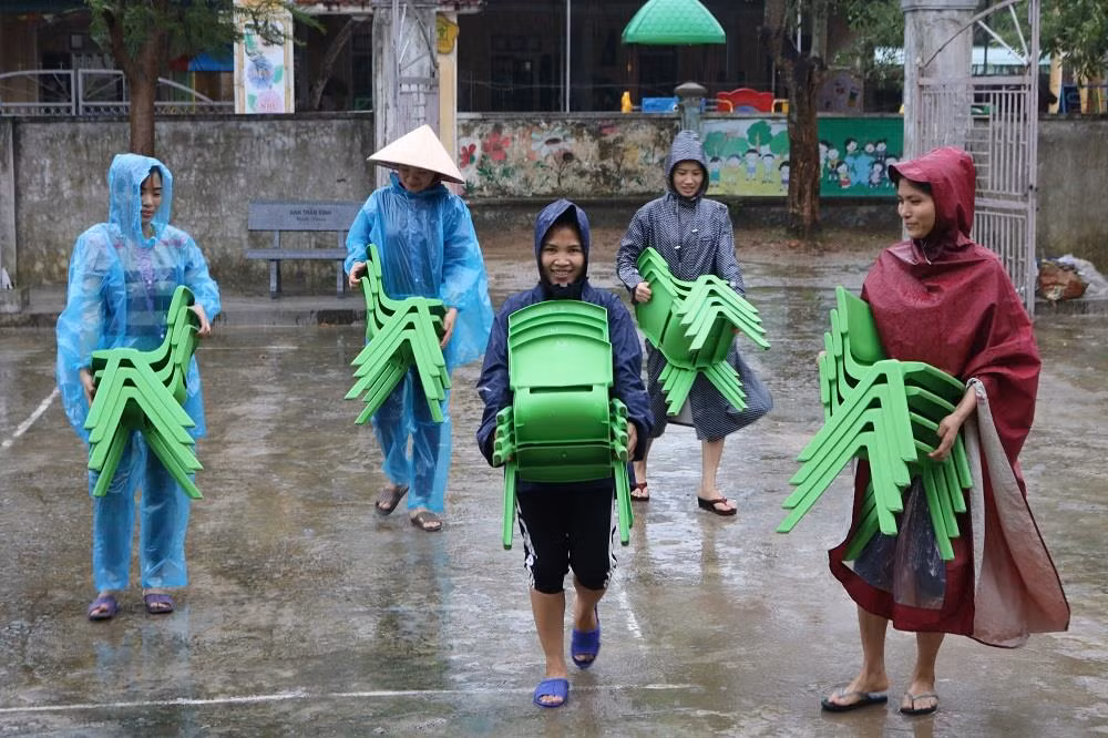 Sáng ngày 4/9, các cô giáo Trường Mầm non Trường Sơn đội mưa gió chuyển bàn ghế sang hội quán thôn Ngõ Lối chuẩn bị cho khai giảng Sáng ngày 4/9, các cô giáo Trường Mầm non Trường Sơn đội mưa gió chuyển bàn ghế sang hội quán thôn Ngõ Lối chuẩn bị cho khai giảng