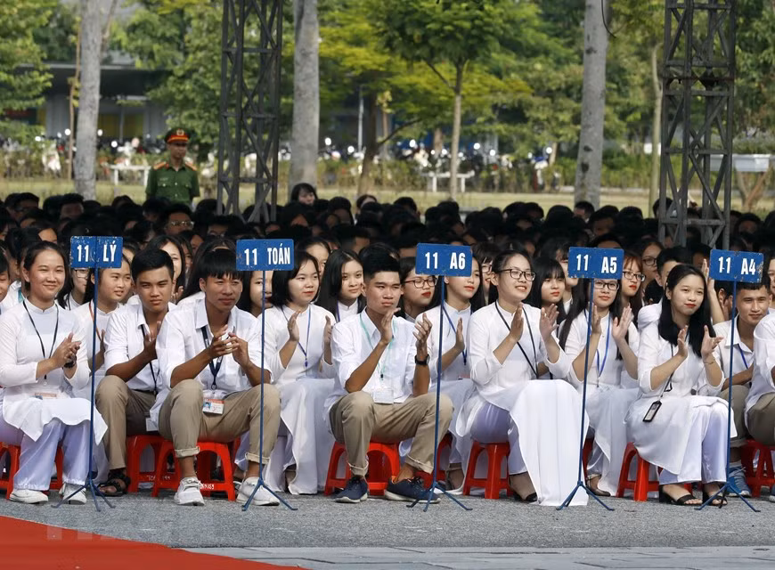 Học sinh Trường Trung học phổ thông Sơn Tây. (Ảnh: Thống Nhất/TTXVN) Học sinh Trường Trung học phổ thông Sơn Tây. (Ảnh: Thống Nhất/TTXVN)