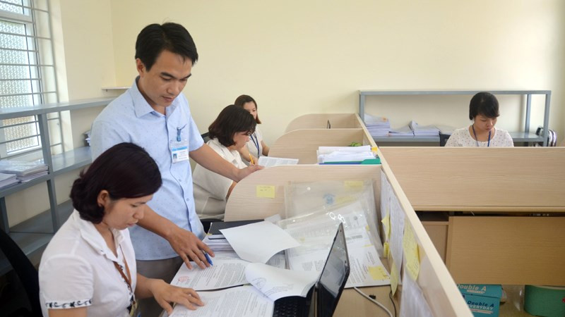 Tại sao hiệu trưởng cứ muốn giáo viên thu tiền?