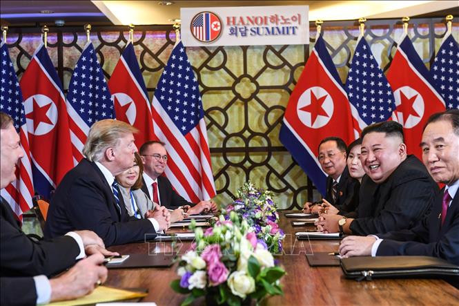 Tổng thống Mỹ Donald Trump (trái) và Chủ tịch Triều Tiên Kim Jong-un (phải) trong cuộc họp mở rộng tại Hội nghị thượng đỉnh Mỹ - Triều Tiên lần 2 ở Hà Nội. Ảnh: AFP/TTXVN Tổng thống Mỹ Donald Trump (trái) và Chủ tịch Triều Tiên Kim Jong-un (phải) trong cuộc họp mở rộng tại Hội nghị thượng đỉnh Mỹ - Triều Tiên lần 2 ở Hà Nội. Ảnh: AFP/TTXVN