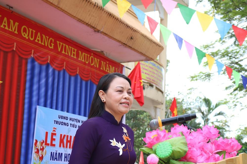 Đồng chí Nguyễn Thị Hà - Ủy viên Ban Chấp hành Trung ương Đảng, đại biểu Quốc hội, Chủ tịch Hội Liên hiệp Phụ nữ Việt Nam chia sẻ những khó khăn, ghi nhận những nỗ lực vượt lên hoàn cảnh của thầy và trò vùng rốn lũ Hương Khê, trong đó có Trường Tiểu học Hương Đô.
