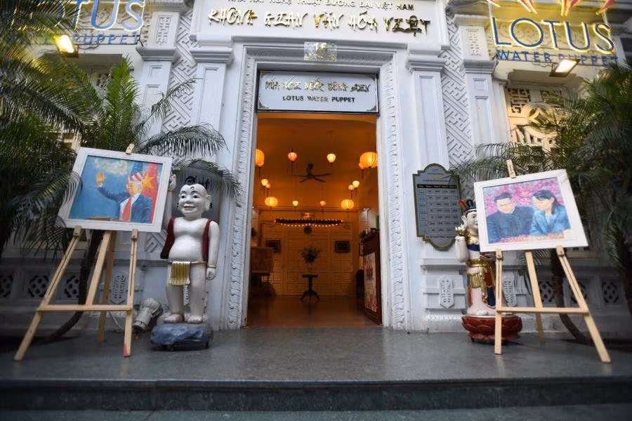 Quang cảnh lối vào Nhà hát Múa rối gần Khách sạn Sofitel Metropole. Ảnh: CNN Quang cảnh lối vào Nhà hát Múa rối gần Khách sạn Sofitel Metropole. Ảnh: CNN