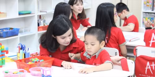 "Ông vua con" nắm quyền sinh sát giáo viên là ai? ảnh 1