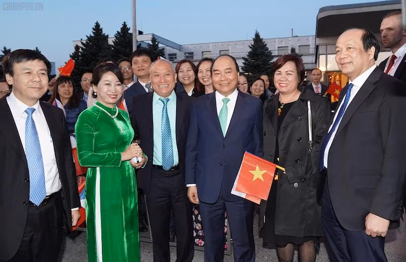 Lễ tiễn Thủ tướng Nguyễn Xuân Phúc và Phu nhân tại sân bay quốc tế Vaclav Havel, Prague. Ảnh: VGP Lễ tiễn Thủ tướng Nguyễn Xuân Phúc và Phu nhân tại sân bay quốc tế Vaclav Havel, Prague. Ảnh: VGP