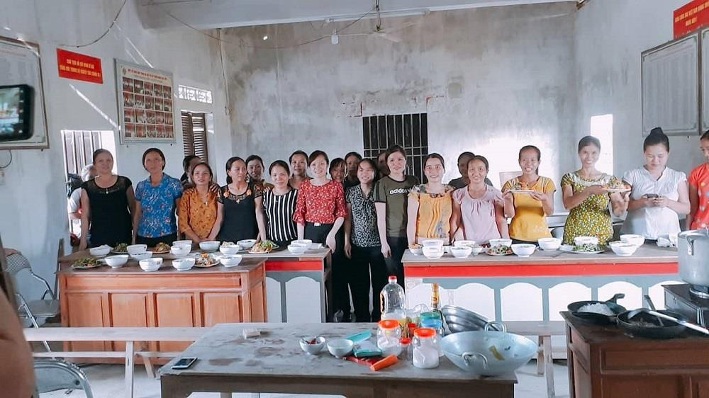 Thực hành chế biến món ăn tại lớp nghề ngắn hạn cho chị em phụ nữ Đức Thọ