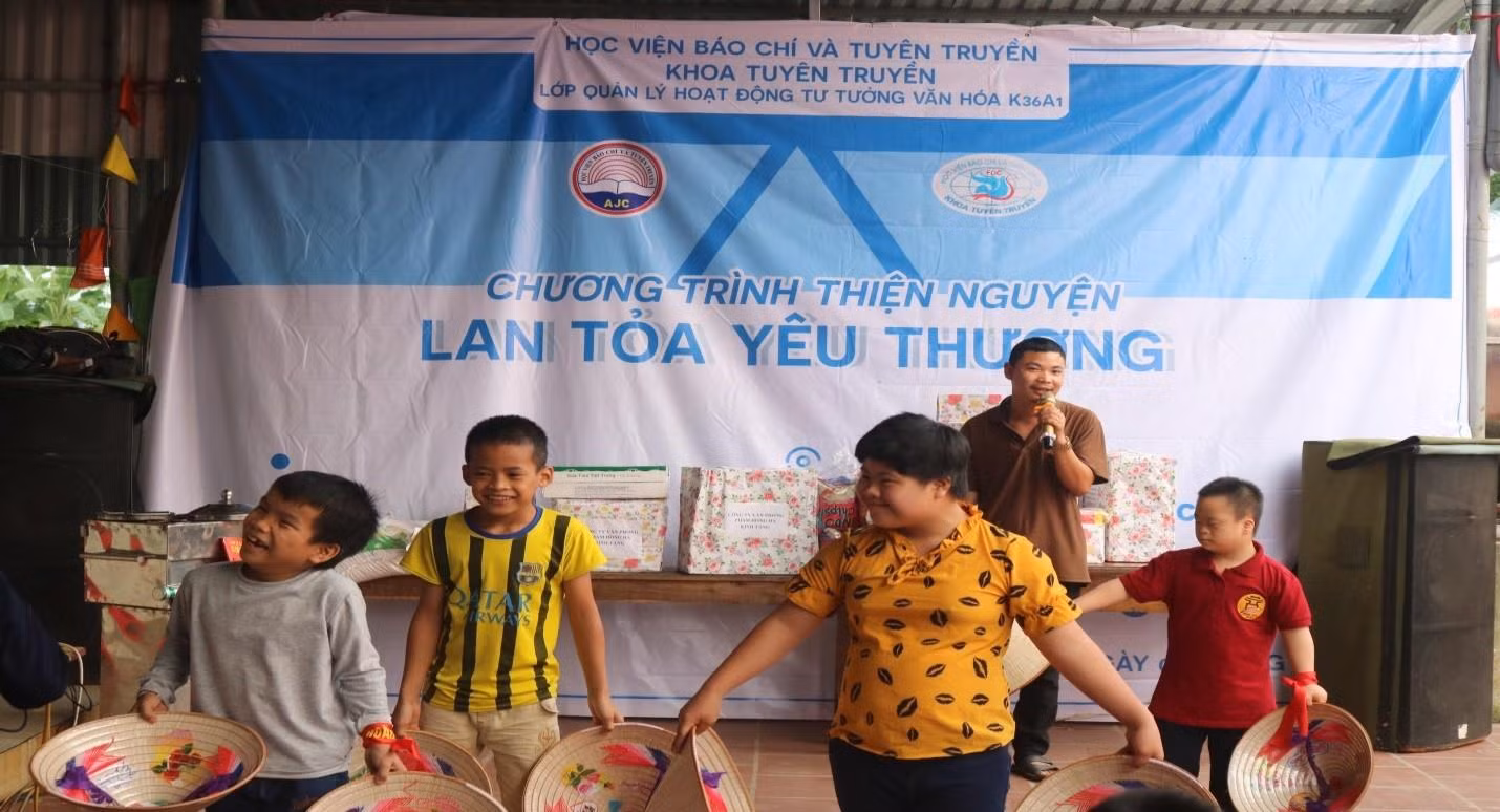 Các em ở mái ấm Thánh Tâm hát và múa. Ảnh: Nguyễn Minh Ngọc
