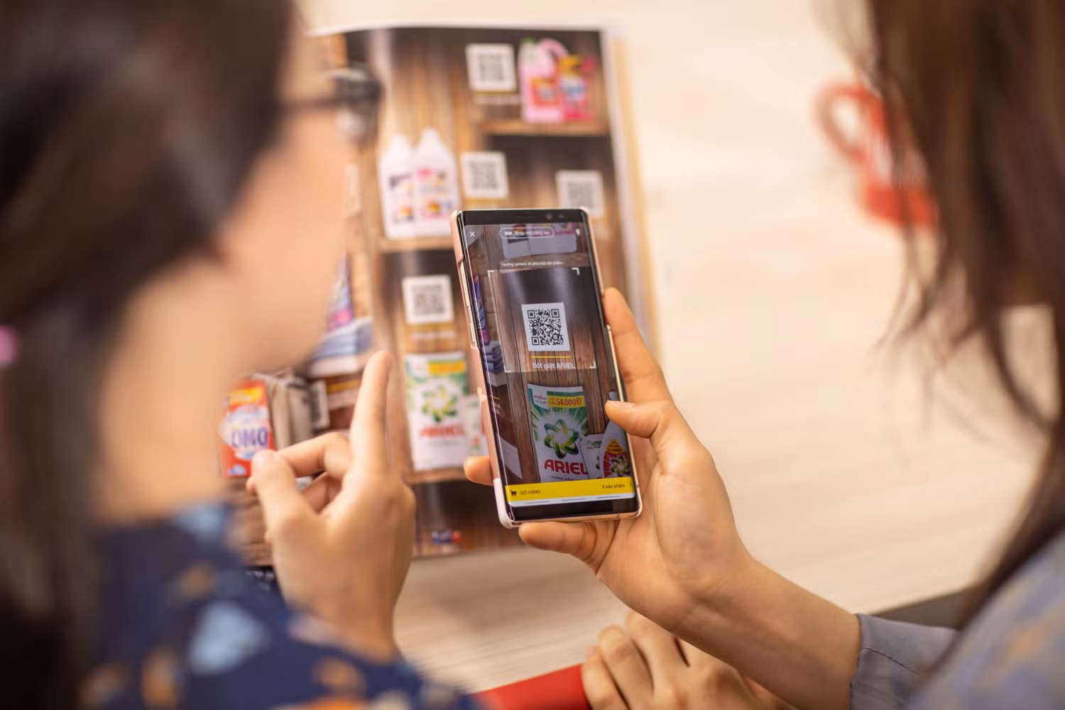 Khách hàng có thể dễ dàng “mua sắm từ xa” nhờ cuốn Cẩm nang mua sắm thông minh của VinMart Khách hàng có thể dễ dàng “mua sắm từ xa” nhờ cuốn Cẩm nang mua sắm thông minh của VinMart