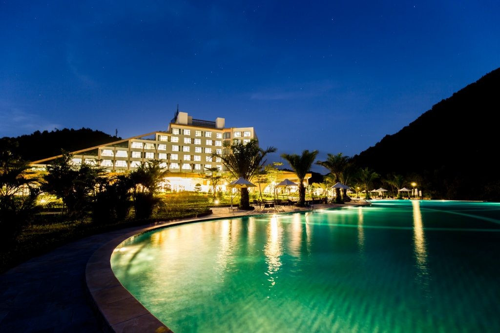 Khách sạn Mường Thanh Luxury Diễn Lâm tiêu chuẩn 5 sao thuộc tổ hợp khu sinh thái Mường Thanh Diễn Lâm nằm trọn vẹn trong thung lũng núi, phía trước mặt là hồ nước thiên nhiên rộng lớn. Khách sạn Mường Thanh Luxury Diễn Lâm tiêu chuẩn 5 sao thuộc tổ hợp khu sinh thái Mường Thanh Diễn Lâm nằm trọn vẹn trong thung lũng núi, phía trước mặt là hồ nước thiên nhiên rộng lớn.
