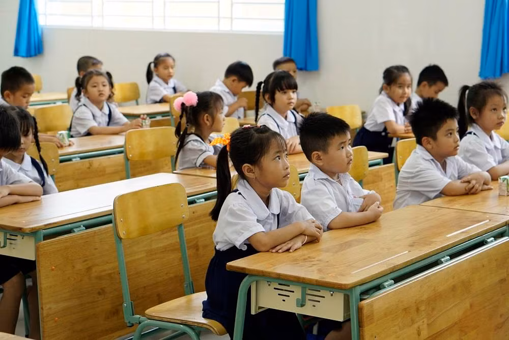 Phòng học với bàn ghế thiết bị mới cho năm học mới nhiều thuận lợi cho thầy và trò