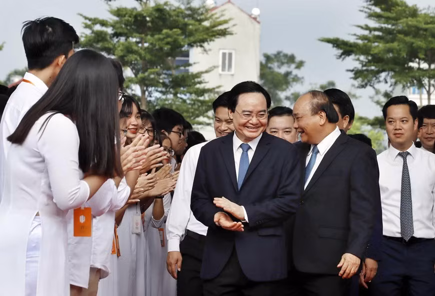 Thủ tướng Nguyễn Xuân Phúc và các đại biểu đến dự Lễ khai giảng năm học 2019-2020 tại Trường Trung học phổ thông Sơn Tây. (Ảnh: Thống Nhất/TTXVN) Thủ tướng Nguyễn Xuân Phúc và các đại biểu đến dự Lễ khai giảng năm học 2019-2020 tại Trường Trung học phổ thông Sơn Tây. (Ảnh: Thống Nhất/TTXVN)