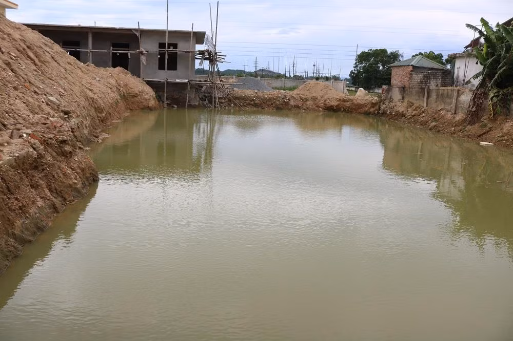 Móng nhà trở thành ao nước, nguy cơ bất an rình rập con trẻ