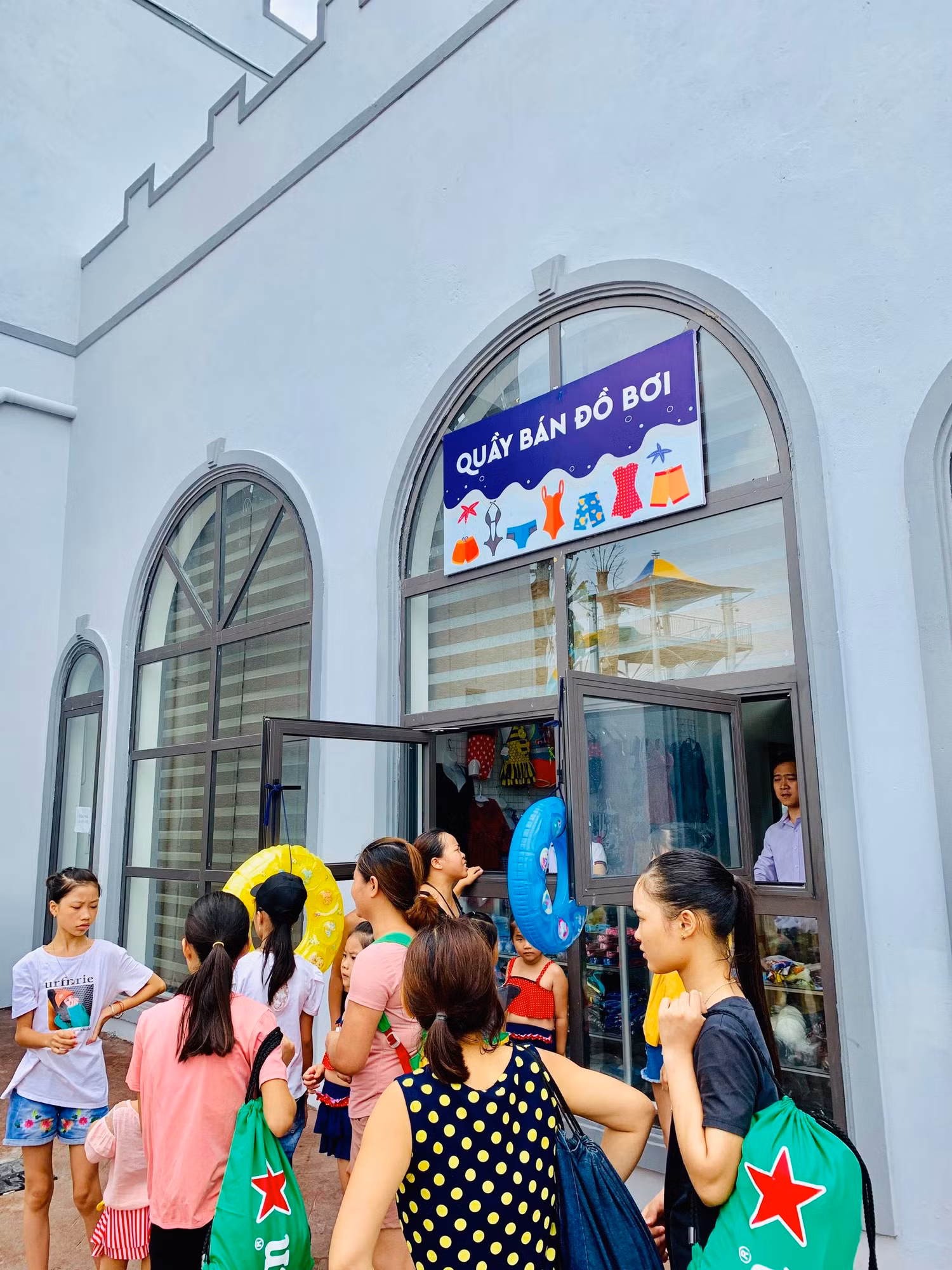 Quầy bán và cho thuê đồ bơi