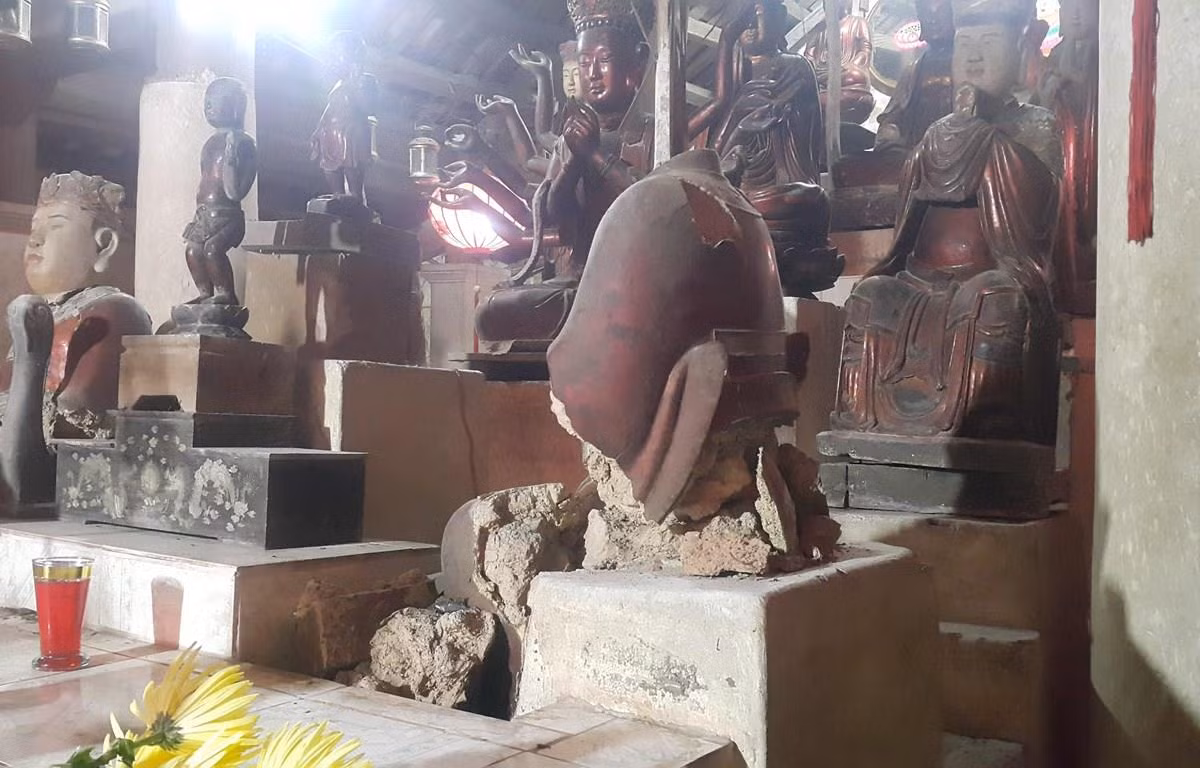 Hệ thống tượng quý làm bằng đất tại chùa Báo Ân, xã Đồng Quang, huyện Quốc Oai đang bị hủy hoại bởi thời tiết và thời gian. (Ảnh: Đinh Thuận/TTXVN)