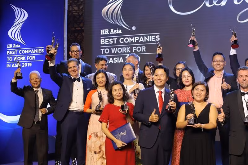 Bà Trần Thị Mỹ Hạnh – Phó Tổng Giám đốc Sun Group (áo trắng, ở giữa) cùng các doanh nghiệp được tôn vinh trong Top 50 doanh nghiệp có môi trường làm việc tốt nhất châu Á