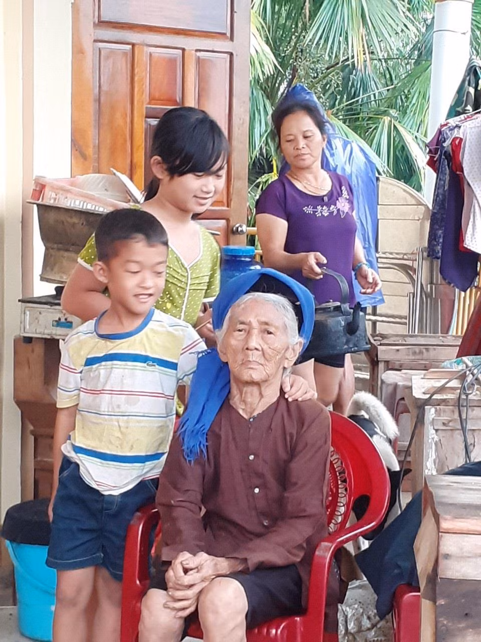 Bà cố Thông, gia đình ông Hùng (thôn Trung Thượng, xã Phương Mỹ cùng các cháu sống chung với lũ)
