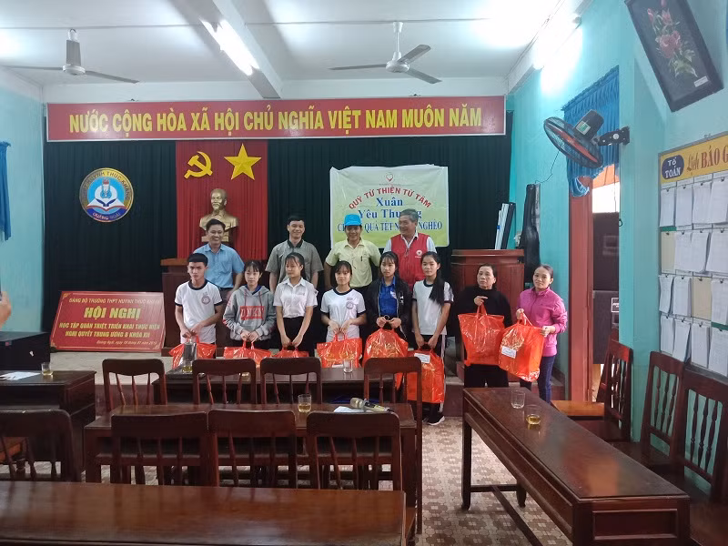 Học sinh nhận quà Tết Học sinh nhận quà Tết