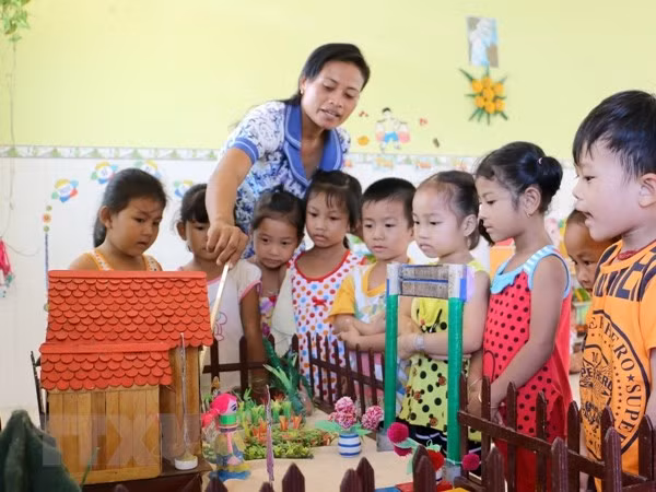 Chế độ lương và phụ cấp đối với giáo viên mầm non. (Ảnh: TTXVN)