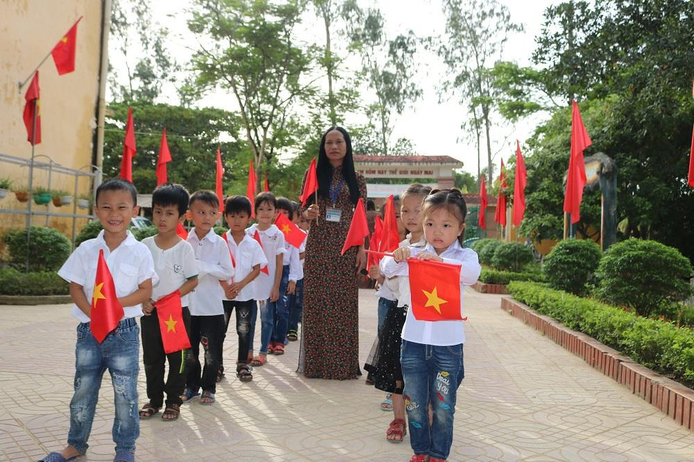 Các em học sinh và cô giáo chủ nhiệm lớp 1