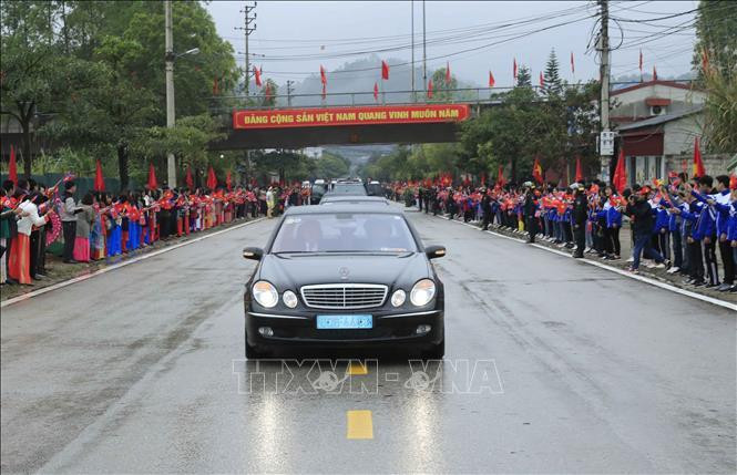 Đoàn xe của Chủ tịch Triều Tiên Kim Jong-un rời ga Đồng Đăng (Lạng Sơn) về Hà Nội trong sự chào đón nồng nhiệt của hàng nghìn người dân Lạng Sơn đứng hai bên đường vẫy cờ hai nước Việt Nam - Triều Tiên. Ảnh: Nhan Sáng/TTXVN Đoàn xe của Chủ tịch Triều Tiên Kim Jong-un rời ga Đồng Đăng (Lạng Sơn) về Hà Nội trong sự chào đón nồng nhiệt của hàng nghìn người dân Lạng Sơn đứng hai bên đường vẫy cờ hai nước Việt Nam - Triều Tiên. Ảnh: Nhan Sáng/TTXVN