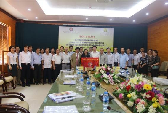 Các đại biểu tham dự hội thảo chụp ảnh lưu niệm
