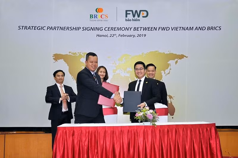 Ông Lê Thế Khoa - Tổng giám đốc BRICS Việt Nam (phải) và ông Huỳnh Hữu Khang - Tổng Giám đốc FWD Việt Nam.