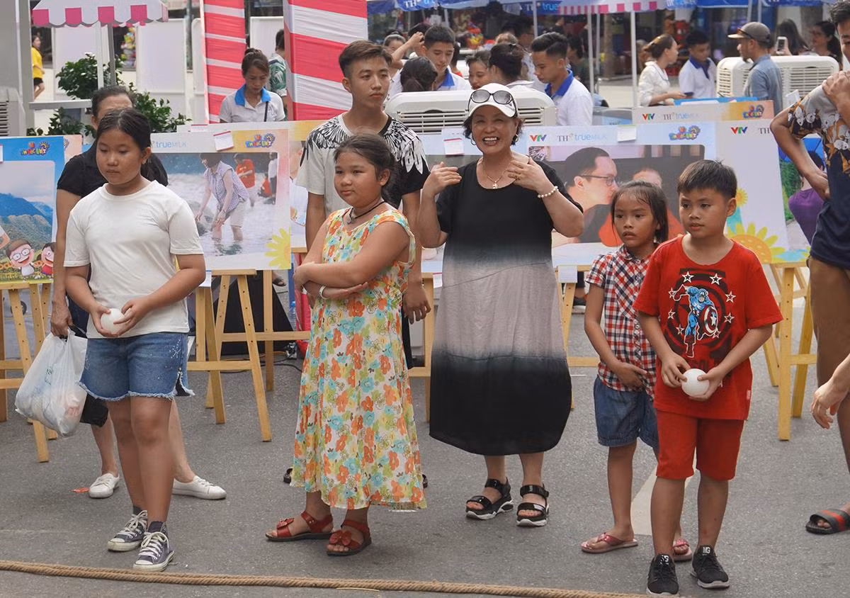 Alisa (áo trắng) đang chuẩn bị chơi trò chơi trong khuôn khổ sự kiện Vì trẻ thơ – Gắn kết yêu thương. Alisa (áo trắng) đang chuẩn bị chơi trò chơi trong khuôn khổ sự kiện Vì trẻ thơ – Gắn kết yêu thương.