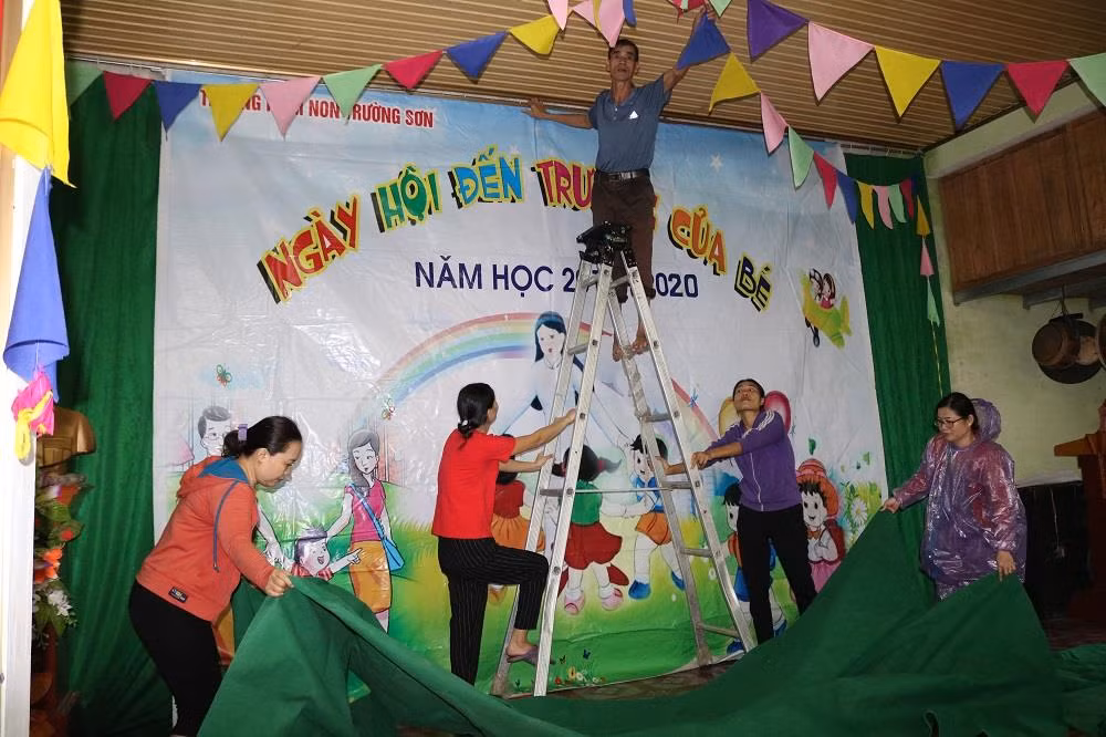 Chuyển sang Hội quán thôn Ngõ Lối, xã Trường Sơn là phương án tối ưu đảm bảo an toàn cho trẻ để khai giảng trong hoàn cảnh mưa gió. Chuyển sang Hội quán thôn Ngõ Lối, xã Trường Sơn là phương án tối ưu đảm bảo an toàn cho trẻ để khai giảng trong hoàn cảnh mưa gió.