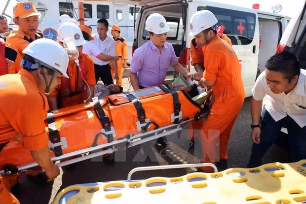 Chuyển thuyền viên gặp nạn lên bờ. (Ảnh minh họa. Nguồn: TTXVN) Chuyển thuyền viên gặp nạn lên bờ. (Ảnh minh họa. Nguồn: TTXVN)