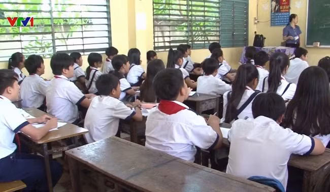 Giáo viên phải nỗ lực để đảm bảo chỉ tiêu duy trì sĩ số. Ảnh minh họa/VTV Giáo viên phải nỗ lực để đảm bảo chỉ tiêu duy trì sĩ số. Ảnh minh họa/VTV