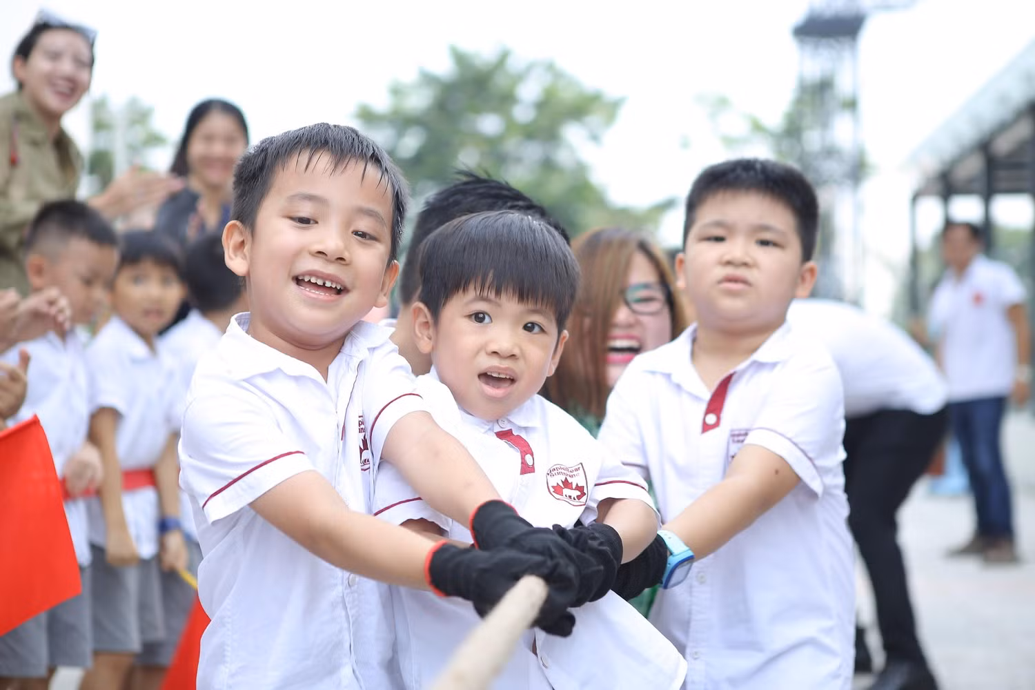 Được biết, Trường Tiểu học Sunshine Maple Bear là một trong những mô hình điển hình trong hệ thống giáo dục tân tiến mà chủ đầu tư Sunshine Group đã dành hàng ngàn m2 đất để đầu tư, phát triển.