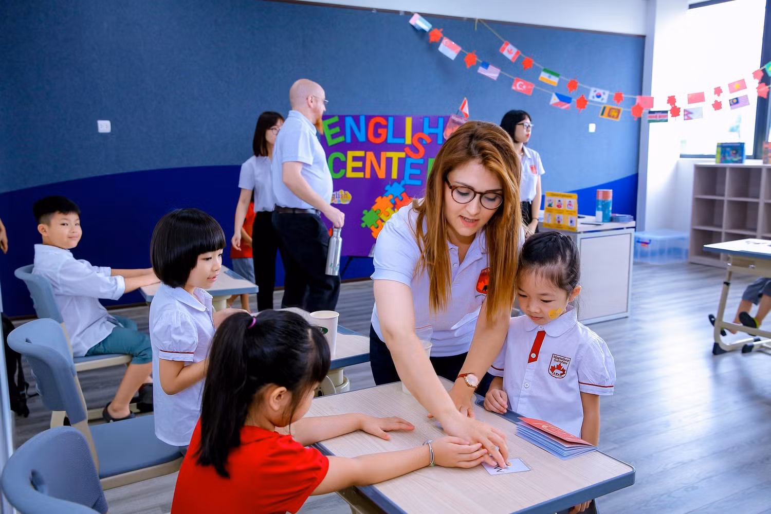 Trường cũng được đầu tư bài bản bằng việc mua bản quyền trực tiếp từ hệ thống giáo dục Maple Bear Canada, chương trình được dày công nghiên cứu dành riêng cho các nước dùng tiếng Anh là ngôn ngữ thứ hai. Theo đó, với tôn chỉ "học để kiến tạo tương lai", học sinh tại Sunshine Maple Bear ngoài việc sử dụng tiếng Anh thành thạo, kiến thức về các lĩnh vực chuyên sâu, các em còn được hình thành tính tự lập để có thể chủ động hội nhập, kiến tạo cuộc sống của chính mình.