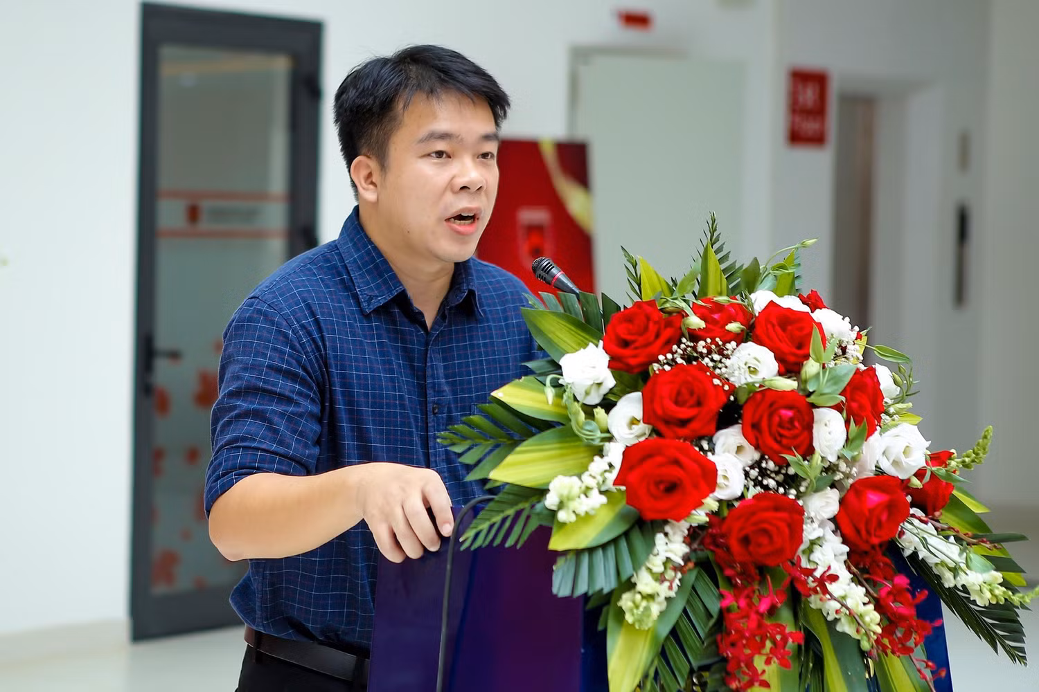 Đại diện Ban Phụ huynh trường, ông Nguyễn Việt Phương đã bày tỏ sự xúc động khi lần đầu tiên tham dự Lễ khai giảng của trường.