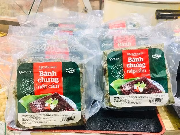 Bánh chưng nếp cẩm VinMart Cook được đóng gói hút chân không cẩn thận, được các đầu bếp chuyên nghiệp chế biến từ nguyên liệu sạch, giá thành chỉ từ 70.000 đồng.