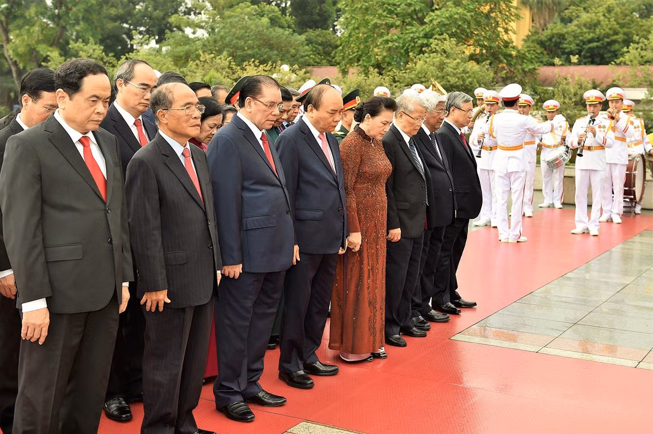 Lãnh đạo Đảng, Nhà nước tưởng niệm các anh hùng liệt sĩ.