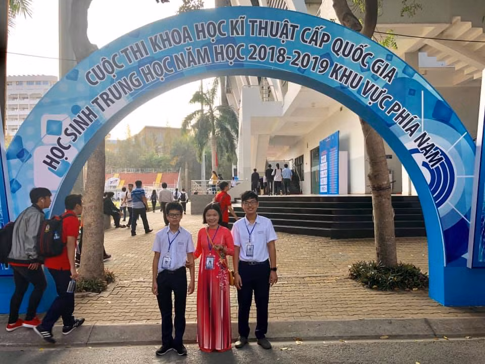 Cô Nguyễn Thị Hoài Giang (áo dài) cùng học trò, tham gia thi Khoa học kĩ thuật cấp Quốc gia năm học 2018-2019. (Ảnh CTVCC)