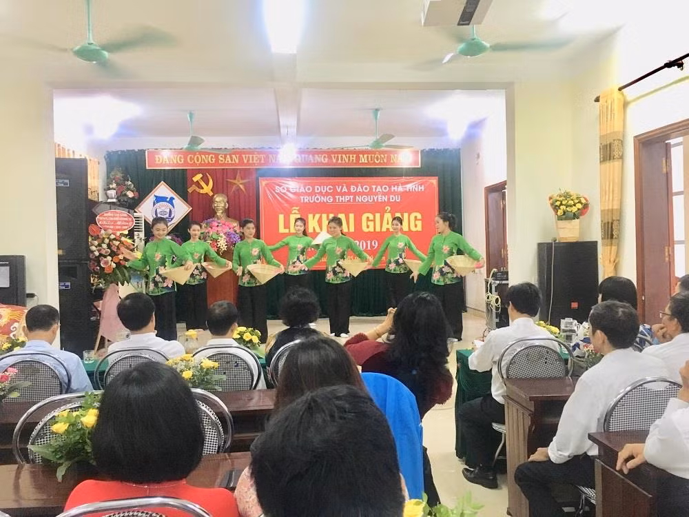 "Tiếng hát át tiếng mưa” của đội văn nghệ Trường Trung học phổ thông Nguyễn Du, Nghi Xuân trình bày trong ngày khai giảng