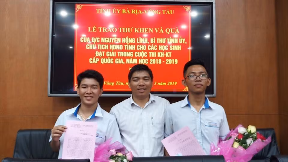 Tấm gương sáng của học trò và đồng nghiệp ảnh 2