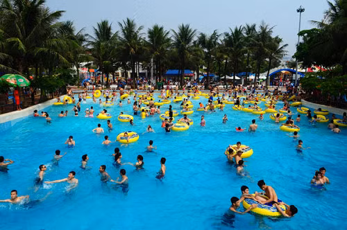Mùa hè nhiều người tìm đến các bể bơi công cộng để vui chơi và rèn luyện sức khỏe. (Ảnh minh họa: suckhoedoisong.vn) Mùa hè nhiều người tìm đến các bể bơi công cộng để vui chơi và rèn luyện sức khỏe. (Ảnh minh họa: suckhoedoisong.vn)