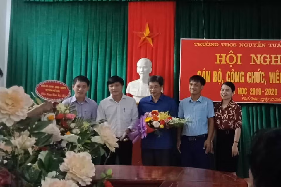 Lãnh đạo Ủy ban Nhân dân thị trấn Phố Châu, Phòng Giáo dục và Đào tạo Hương Sơn đến chúc mừng năm học mới Trường Trung học cơ sở Nguyễn Tuấn Thiện (Thị trấn Phố Châu)