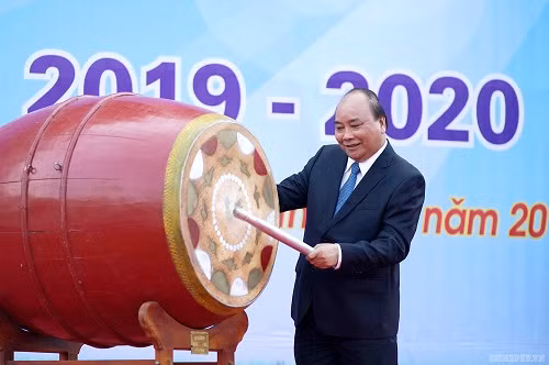 Thủ tướng Nguyễn Xuân Phúc gióng trống khai giảng năm học mới tại Trường Trung học phổ thông Sơn Tây. Ảnh: VGP/Quang Hiếu