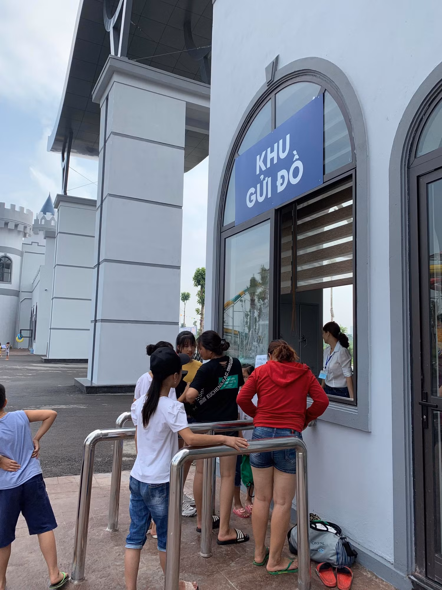 Khu gửi đồ cho người dân đến chơi tại công viên nước Thanh Hà