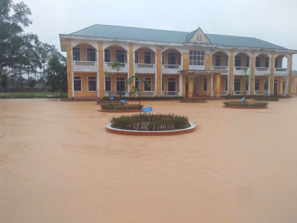 Trường Trung học cơ sở Hương Trạch, Hương Khê ngập trong lũ Trường Trung học cơ sở Hương Trạch, Hương Khê ngập trong lũ